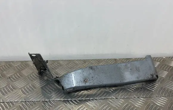 Audi A4 S4 B8 8K Fender mounting bracket 8K0821136A