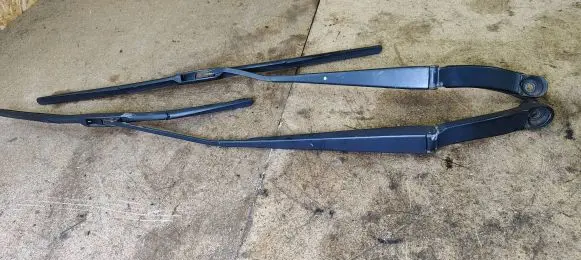Subaru Outback Front wiper blade arm