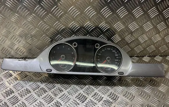Volkswagen PASSAT B7 Speedometer (instrument cluster) 3219792