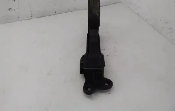 Mercedes-Benz ML W164 Accelerator throttle pedal A1643000004