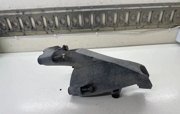 Volkswagen Transporter - Caravelle T5 Engine mounting bracket 7H0199370N