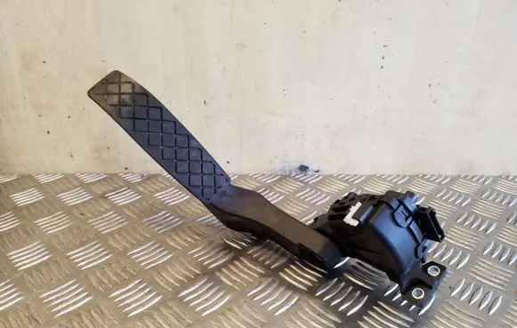 Volkswagen Touareg I Accelerator throttle pedal 7L0723507E