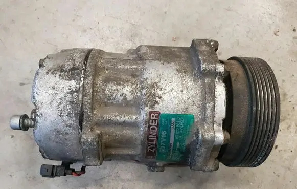 Volkswagen PASSAT B4 Air conditioning (A/C) compressor (pump) 1H0820803D ABF