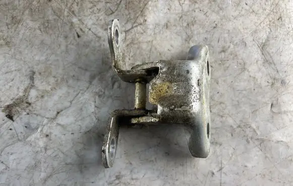 Toyota Land Cruiser (J120) Rear door upper hinge
