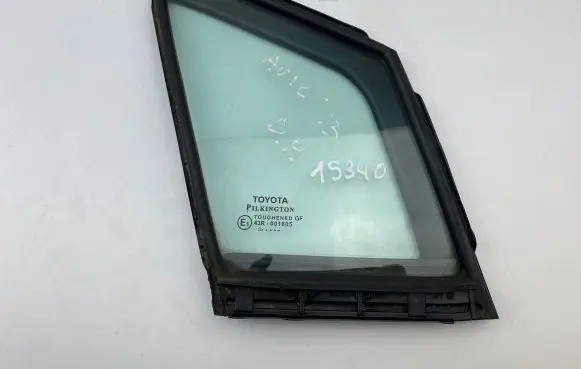Toyota Avensis T270 Front door vent window glass four-door 6821505010