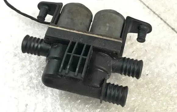 BMW 5 E39 Coolant heater control valve 8374995
