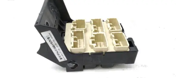 Toyota Avensis T250 Fuse module 8273405030