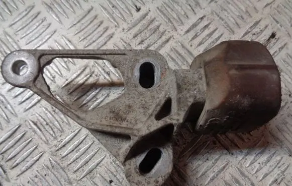 Engine mounting bracket