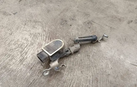 Headlight/headlamp level sensor