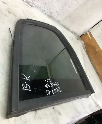 Volkswagen Touran III Rear side window 43r011595