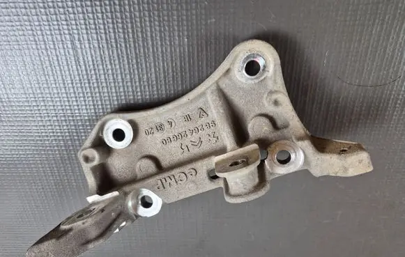 Peugeot 208 II Engine mounting bracket 9826426680