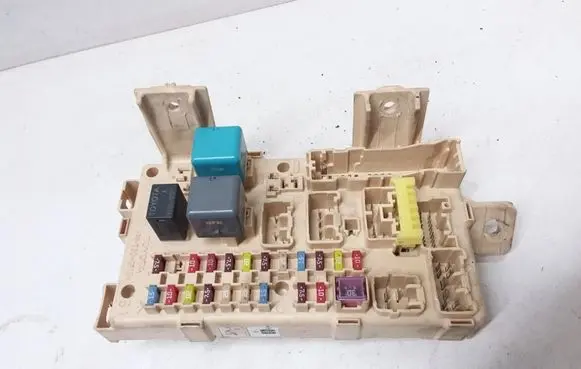 Toyota Avensis T250 Fuse module 82641CA020F