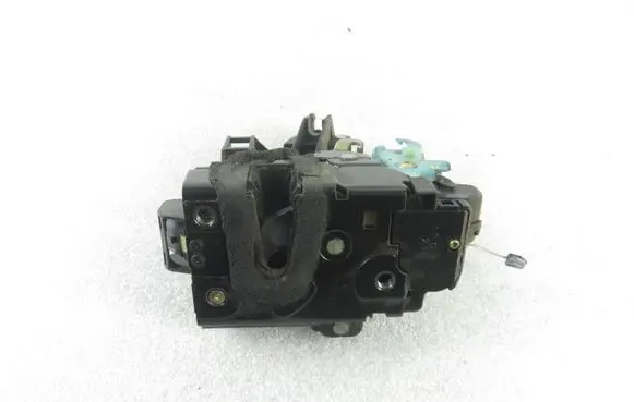 Volkswagen Polo IV 9N3 Front door lock 3B1837016