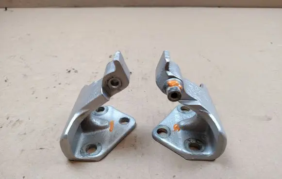 Maserati Coupe Front door upper hinge