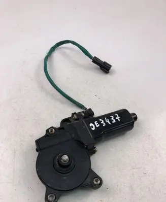 Hyundai Accent Front door window regulator motor 8246027000