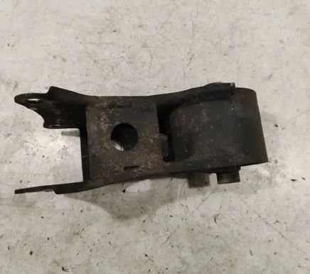 Nissan X-Trail T30 Engine mounting bracket