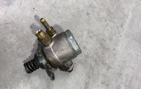 Volkswagen Golf VI Fuel injection high pressure pump 03C127026M