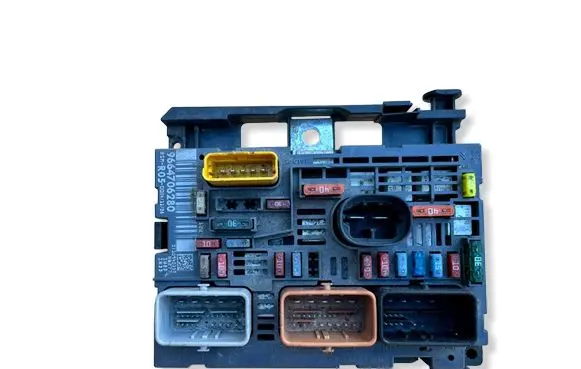 Peugeot 308 Fuse module 9664706280 10940357