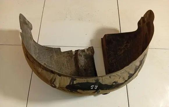 Rear arch fender liner splash guards