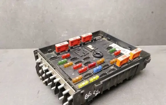Volkswagen PASSAT B6 Fuse module 3C0937125