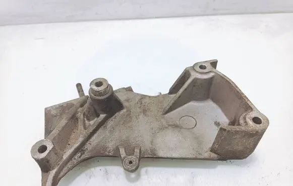 Hyundai Elantra Engine mounting bracket