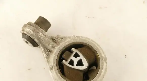 Nissan X-Trail T32 Engine mount bracket