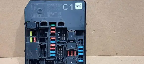 Nissan Juke I F15 Fuse module 284B71KA0A
