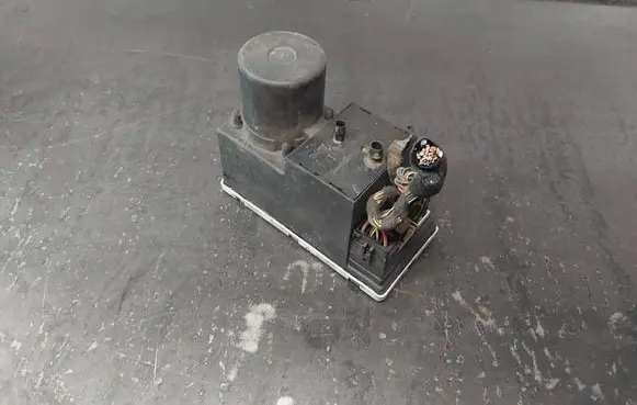 Audi A4 S4 B5 8D Central locking vacuum pump 8D0862257