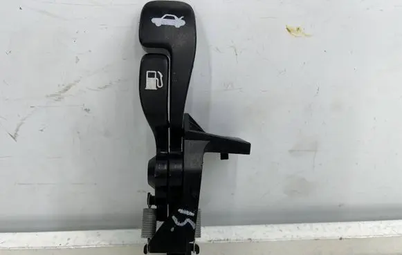 Lexus IS 200-300 Tailgate/boot open switch button 