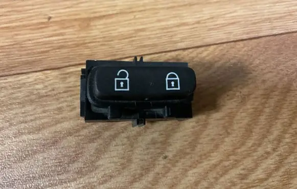 Volvo V70 Central locking switch button 30710475 03451600 SN50005080460508