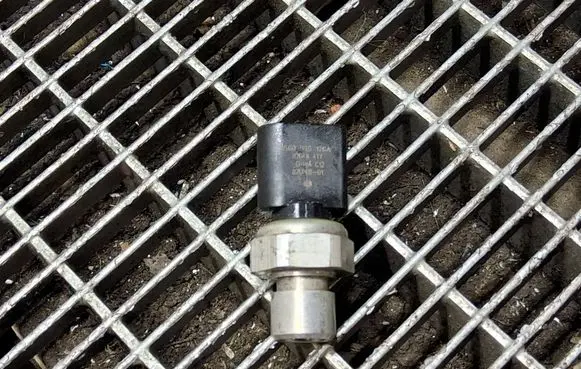 Seat Leon (5F) Air conditioning (A/C) pressure sensor 5Q0959126A 82CP6801