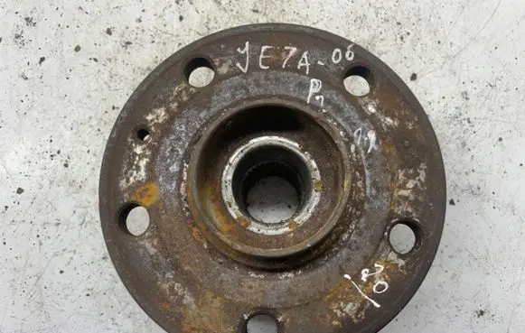 Volkswagen Jetta V Front wheel hub