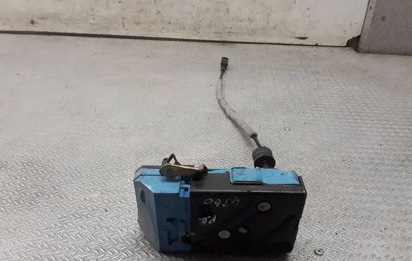 Volvo V70 Front door lock 