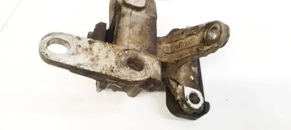 Honda CR-V Engine mount bracket