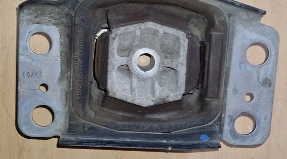 Volvo V70 Engine mount bracket 30680700