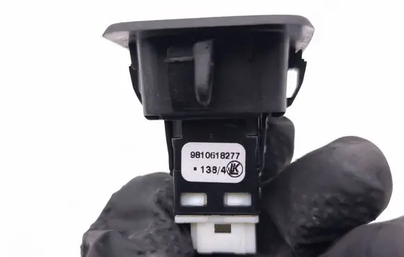 Peugeot 3008 III Tailgate/boot open switch button 9810618277