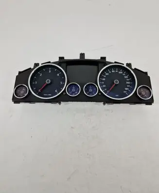 Volkswagen Touareg I Speedometer (instrument cluster) 7L6920985H