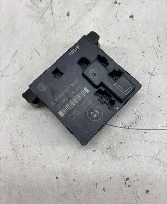 Mercedes-Benz E W211 Door control unit/module 2118201526 SW3902 356805