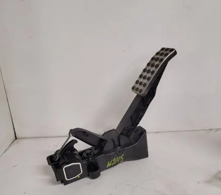 Mercedes-Benz B W245 Accelerator throttle pedal A1693000504 251006 000322