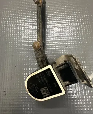 Headlight/headlamp level sensor