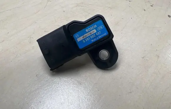 Opel Zafira B Air pressure sensor 0281002437 0506113CD6