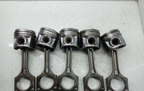Volvo XC60 Piston with connecting rod