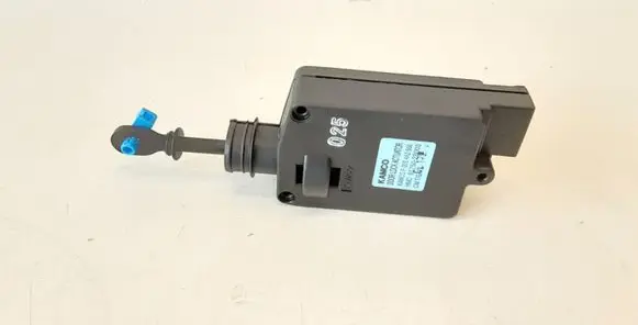 Hyundai Santa Fe Central locking motor 957502B000