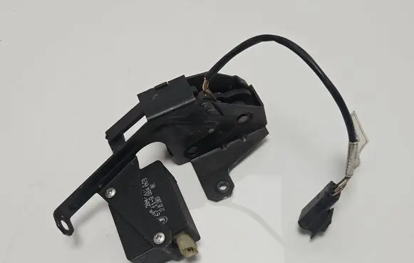 BMW 5 E39 Tailgate window lock/catch/latch 8238469 8384069