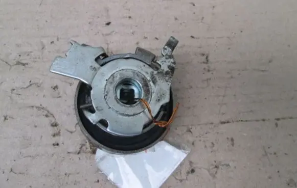 Opel Astra H Timing belt/chain tensioner 