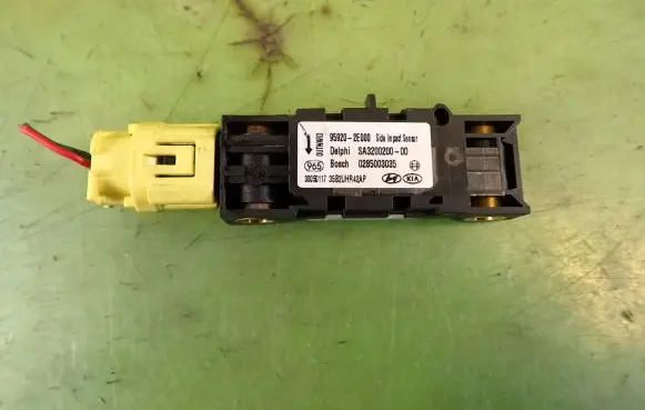 Hyundai Tucson JM Airbag deployment crash/impact sensor