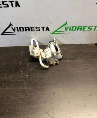Audi A3 S3 A3 Sportback 8P Front door lower hinge 8E0831411E