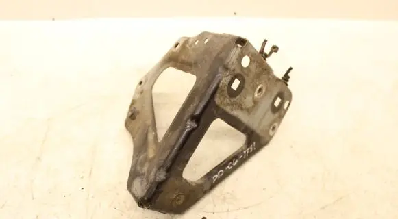 Audi A6 S6 C6 4F Fender mounting bracket 4F0821136A