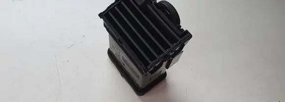 Nissan Leaf I (ZE0) Dash center air vent grill