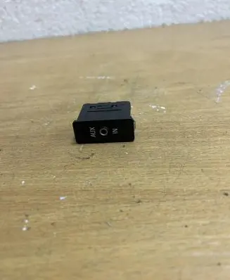 BMW 1 E81 E87 AUX in-socket connector 61316930561 F1423